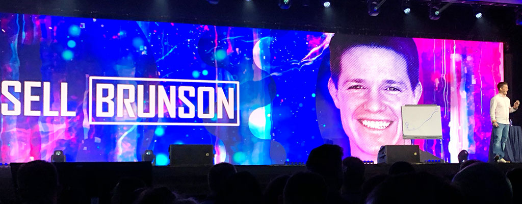Funnel Hacking Live2020のステージでのClickfunnelsRussellBrunsonとは ファンネルハッキングライブ2020のステージでクリックファンネルラッセルブランソンとは何ですか